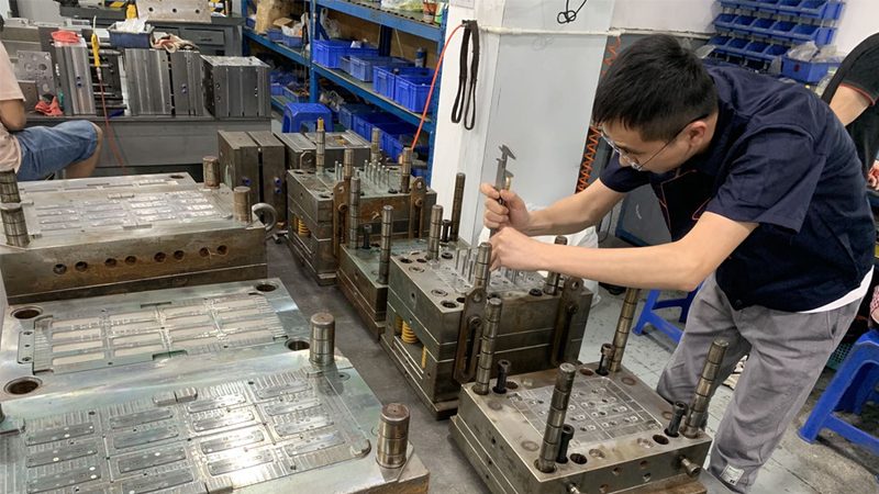 电子元件托盘吸塑模具：规格背后的工艺考量**